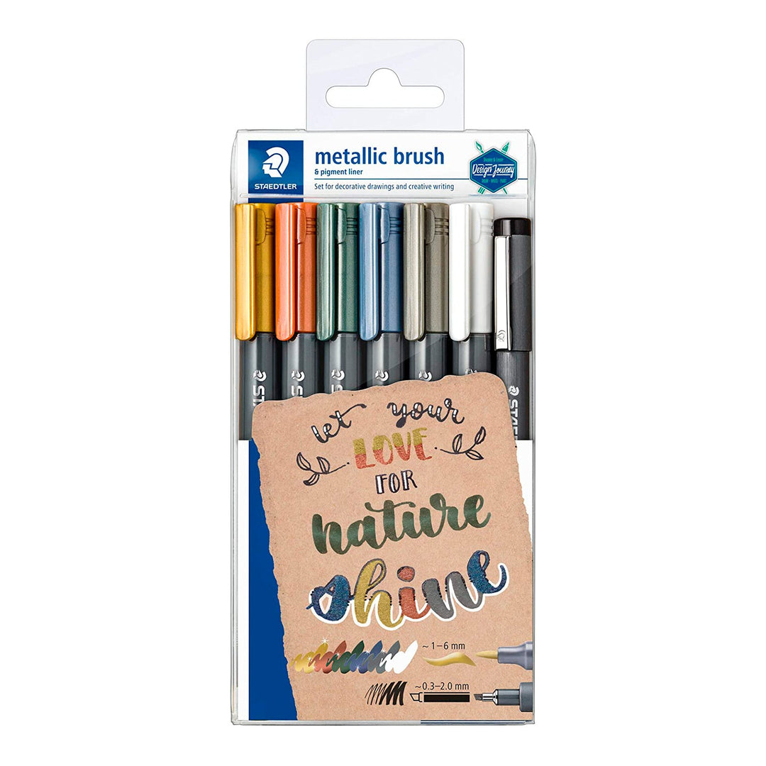  STAEDTLER Design Journey - Estuche con 6 Rotuladores Metálicos de Punta Pincel y 1 Pigment Liner Negro