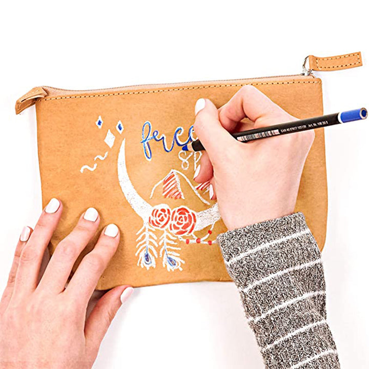 STAEDTLER Design Journey - Set de Manualidades para Decorar un Estuche Estilo Boho